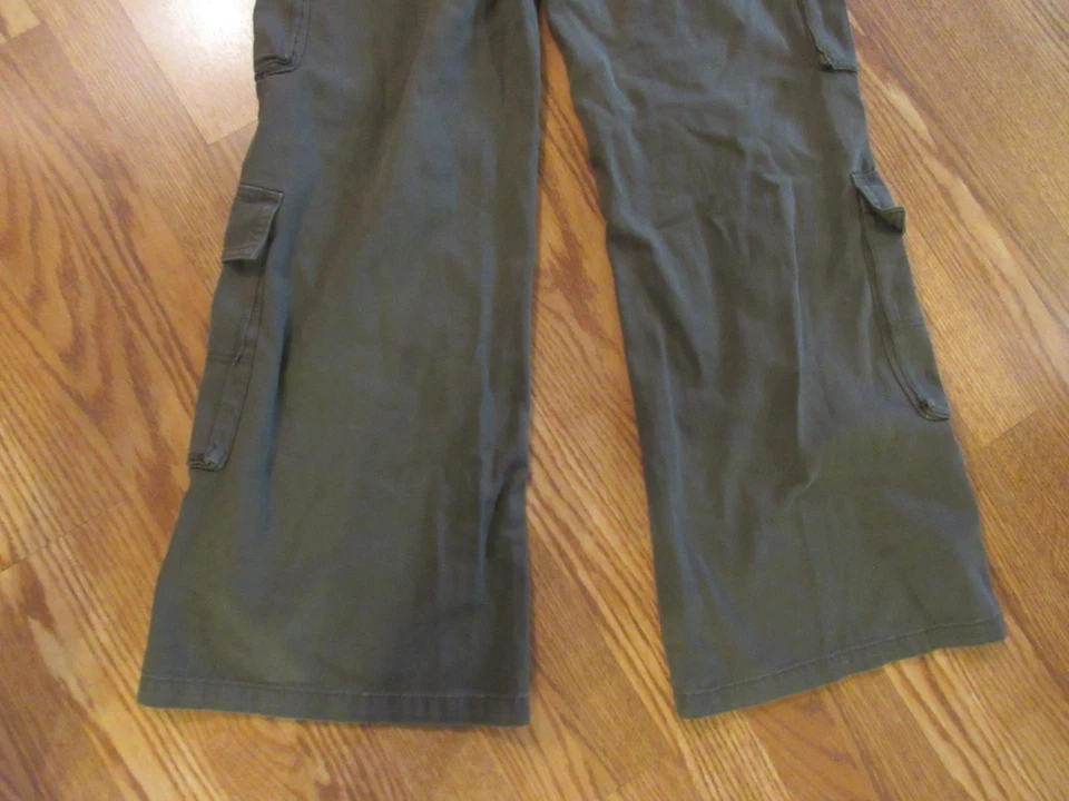 Pantalones cargo verdes para mujer H&M Divididos talla 4 30" entrepierna Foto 3 de 4