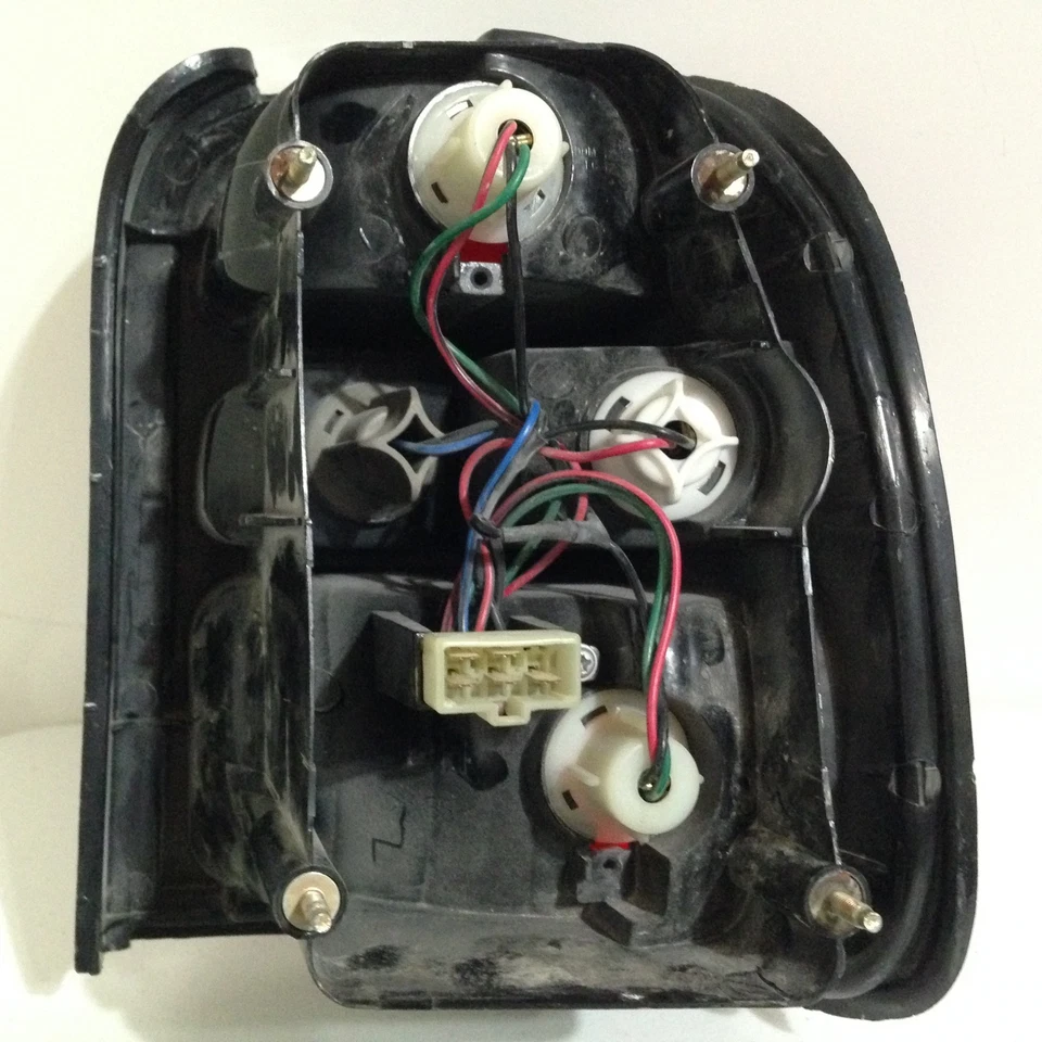 Luz trasera lateral izquierda Kia Sportage 1998-2002 0K08A51160 OEM perfecta Foto 4 de 4