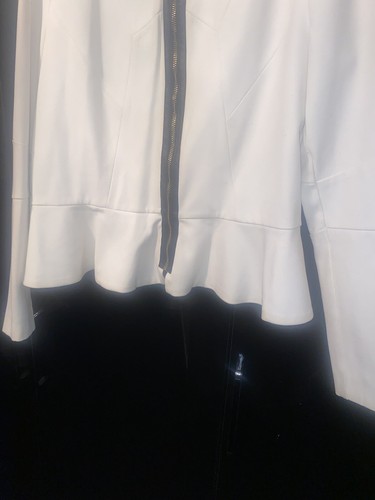 River Island elfenbeinweiße Schößchenjacke mit schwarzem Reißverschluss Gr.16 - Bild 13 von 17