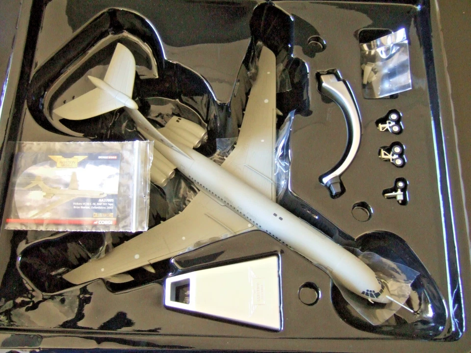 CORGI ARCHIVE VICKERS VC10 C.1K RAF 101 SQN BRIZE NORTON 1:144 AA37005 - Image 3 of 4