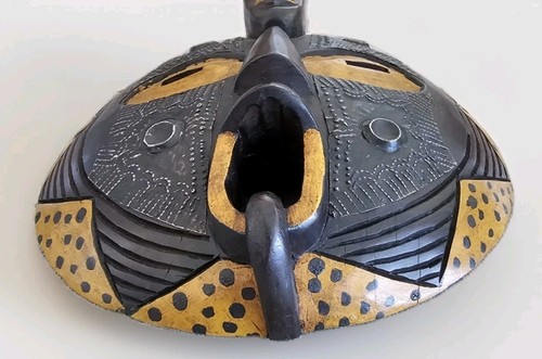 Maschera tribale africana vintage rotonda in legno intagliato a mano - metallo goffrato bocca aperta - Foto 4 di 6
