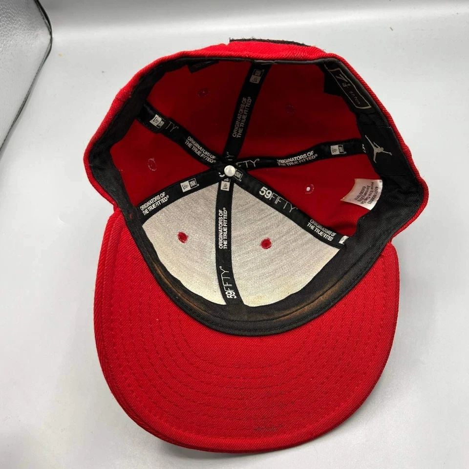 Gorra ajustada Air Jordan Wings para hombre 7 1/4 roja bordada 59Fifty New Era Foto 2 de 4