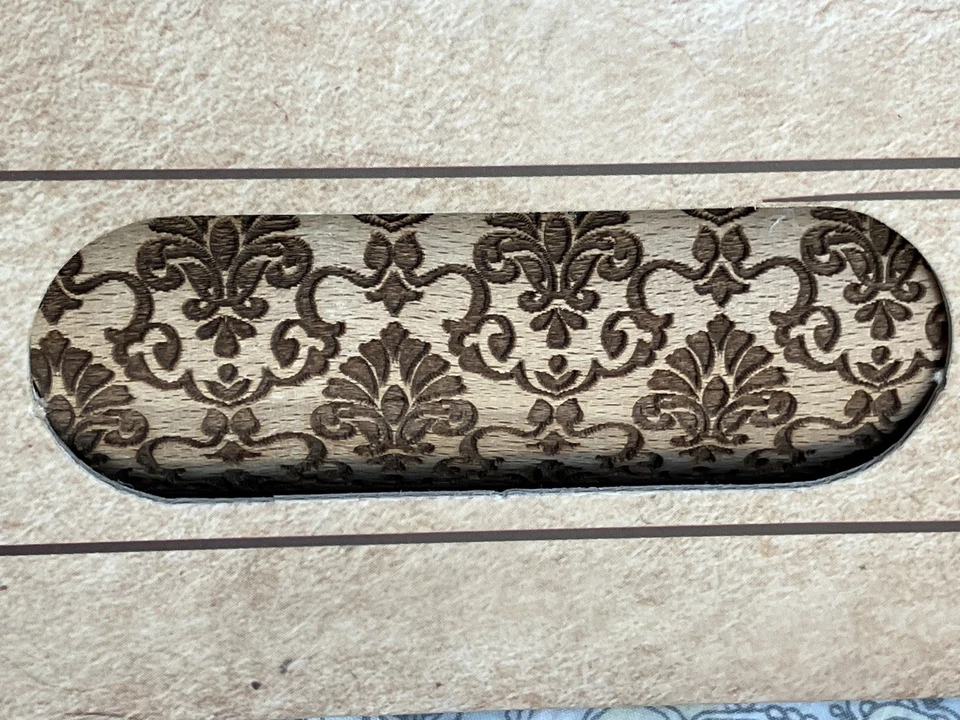 MAKE & BAKE Wooden Rolling Pin Embossed Fleur di Lis Pattern NEW in Gift Box - Image 3 of 4