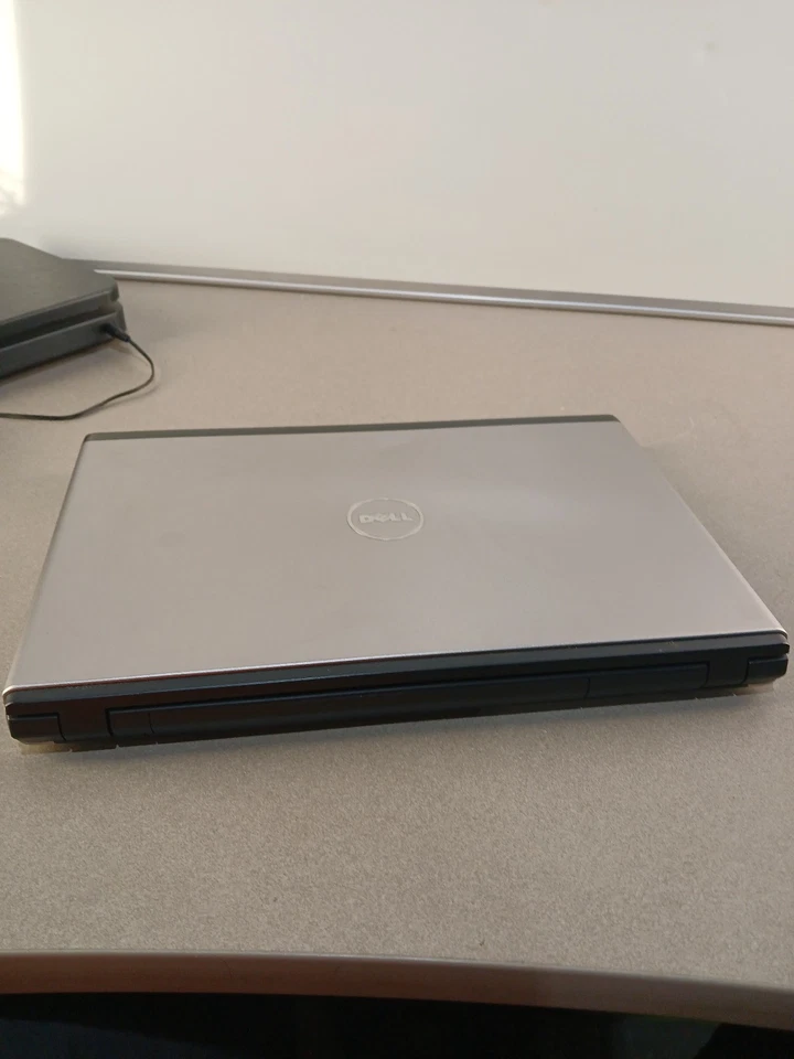 dell vostro laptop For Parts Only - Image 2 of 2