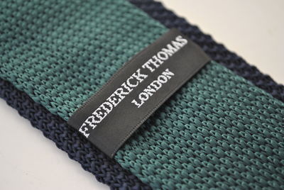 Cravate Pour Homme Frederick Thomas – Soie Tricotée, Pois Bleu Marine Et Vert Pâle, Neuve Avec étiquettes