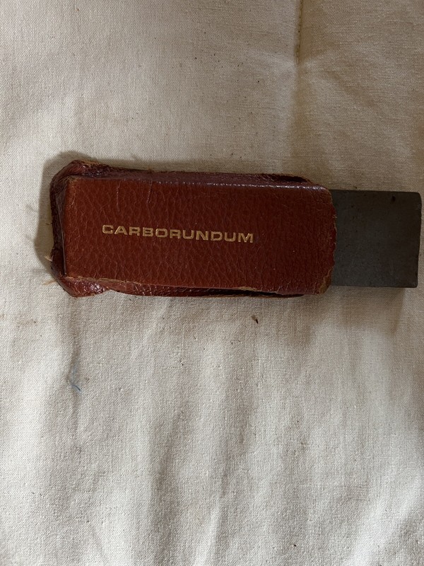 VINTAGE CARBORUNDRUM BLADE SHARPENING STONE IN RED LEATHER POUCH