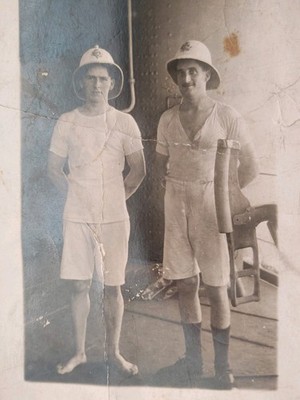 Vintage 1920er Männer Familie Freunde Brüder Gruppe Aufnahme Männer Foto Postkarte B