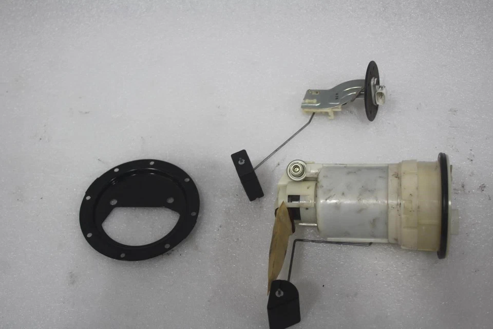 2001 LEXUS LS430 FUEL PUMP AND SENDING UNIT 77020-50010 - Image 2 of 4