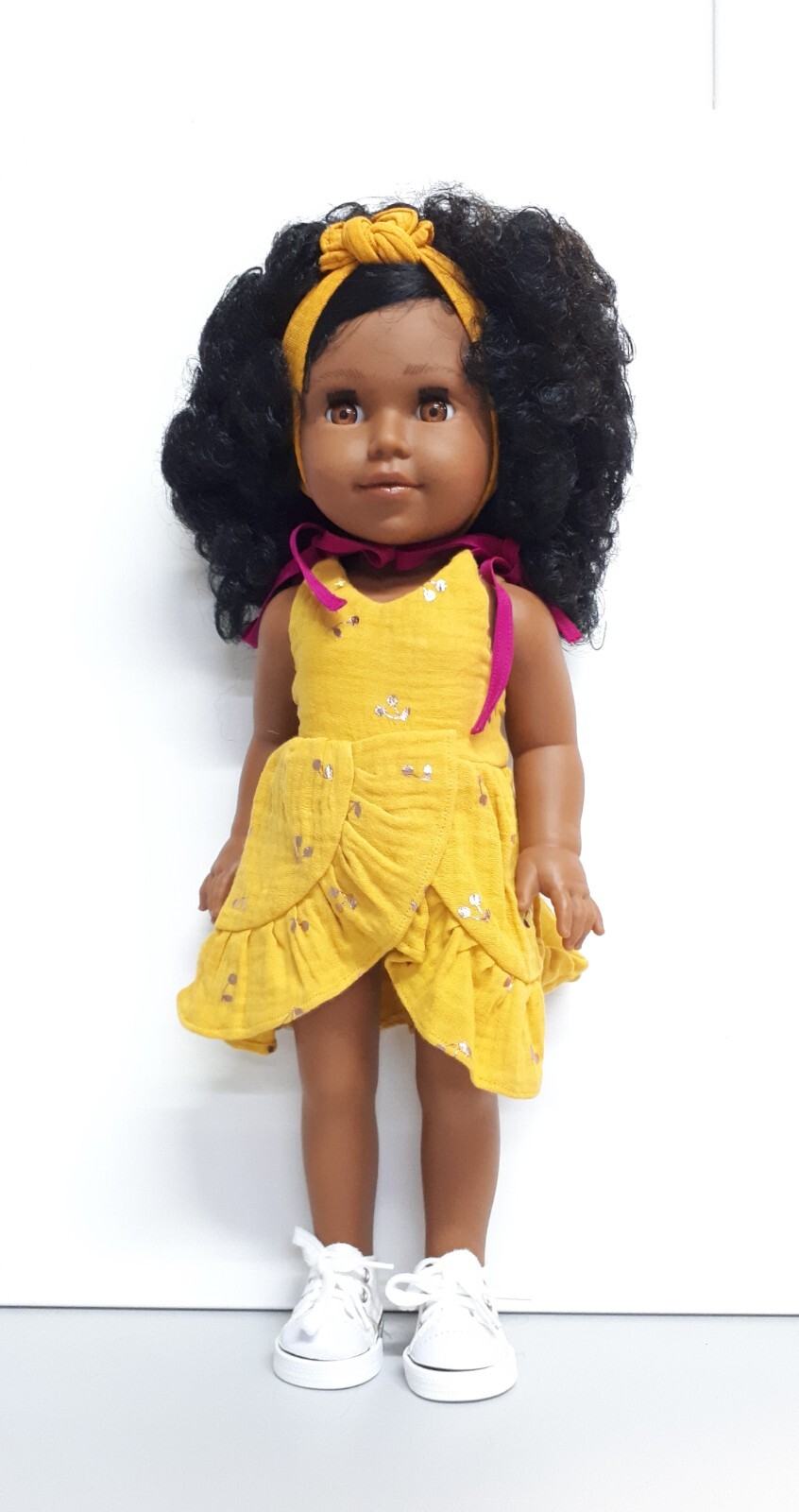 Poupée Aflo fille noire Maison Urbi de 47cm en vinyle avec sa robe jaune