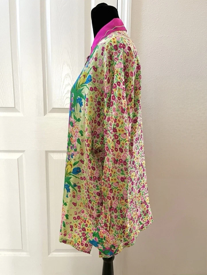 Blusa de seda floral vintage de GIANNI VERSACE, hecha en Italia, firmada Foto 2 de 4