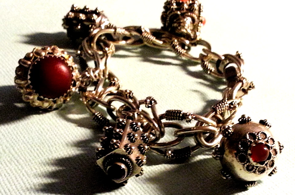Etruscan Floral Drops Cannetille Charm Bracelet with (5) Charms/Fobs, 8", 55.8gr - Image 3 of 4