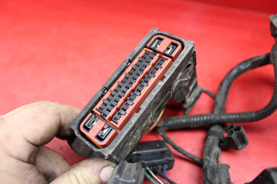 Arnés de cableado y caja de fusibles Ford Escape Engine Bay 2006 Foto 3 de 4