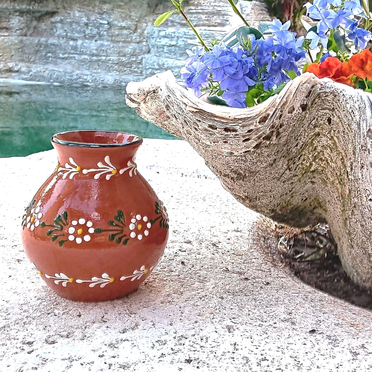 Set of 2 Handcrafted Guatamalan Vases with Three Dimensional Houses Glitzhome Contemporary Two-tone Color with Geometric Faceted  main image 3