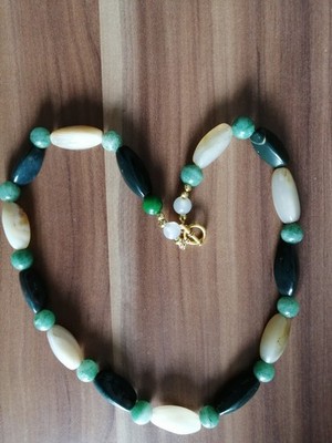 Halskette Aus Stein. Agate, grün und Weiß, Jade. 53cm