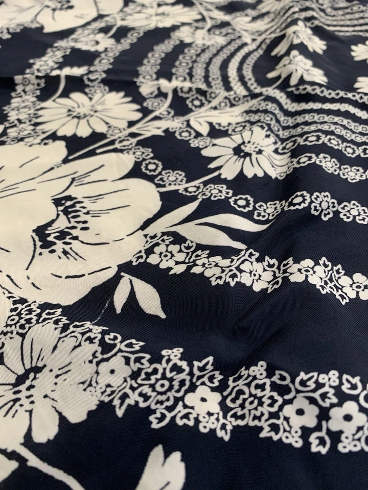 "Bufanda de seda vintage floral azul marino/marfil estampado enrollada a mano 36"" cuadrada" Foto 2 de 4