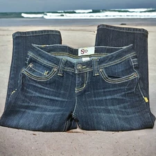 SO Denim Capri Jeans Thick Thread Stitching Button Flap Back Pockets Sz 3