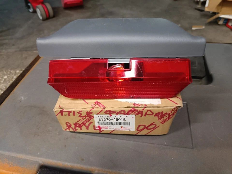 丰田 RAV4 XA20 2001 年全新 Geniune 第三/中心停止 81570-49015 — 第 3/3 张图片