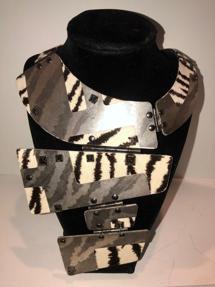 COLLAR PASARELA CEBRA MODERNO LANVIN PARIS FRANCIA, CUERO Y METALES PRECIO DE VENTA SUGERIDO POR EL FABRICANTE $2,690 Foto 2 de 4