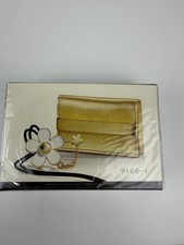 Marc Jacobs Daisy Solid Perfume Pendant Necklace & Brooch Gift Set NIB