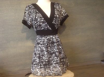Womens VOLUME ONE BLACK WHITE TEXTURED Blouse PETIT Medium SLIMMING TIE BACK EUC