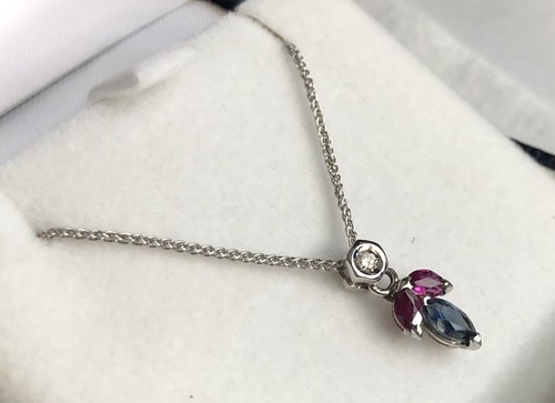 Collana Oro Bianco 750°/°° 18kt. Ciondolo Diamante Rubini Zaffiro Naturali - Foto 3 di 10