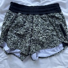 Lululemon Women  s White Mid-Rise Tracker Short IV Stretch 4" Inseam Size 4 EUC