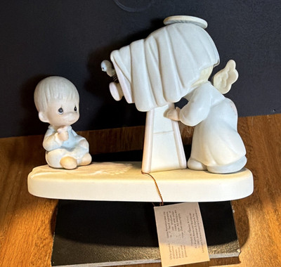 Precious Moments ''Baby's First Picture'' Porcelain Figurine 1989 Signed 3D