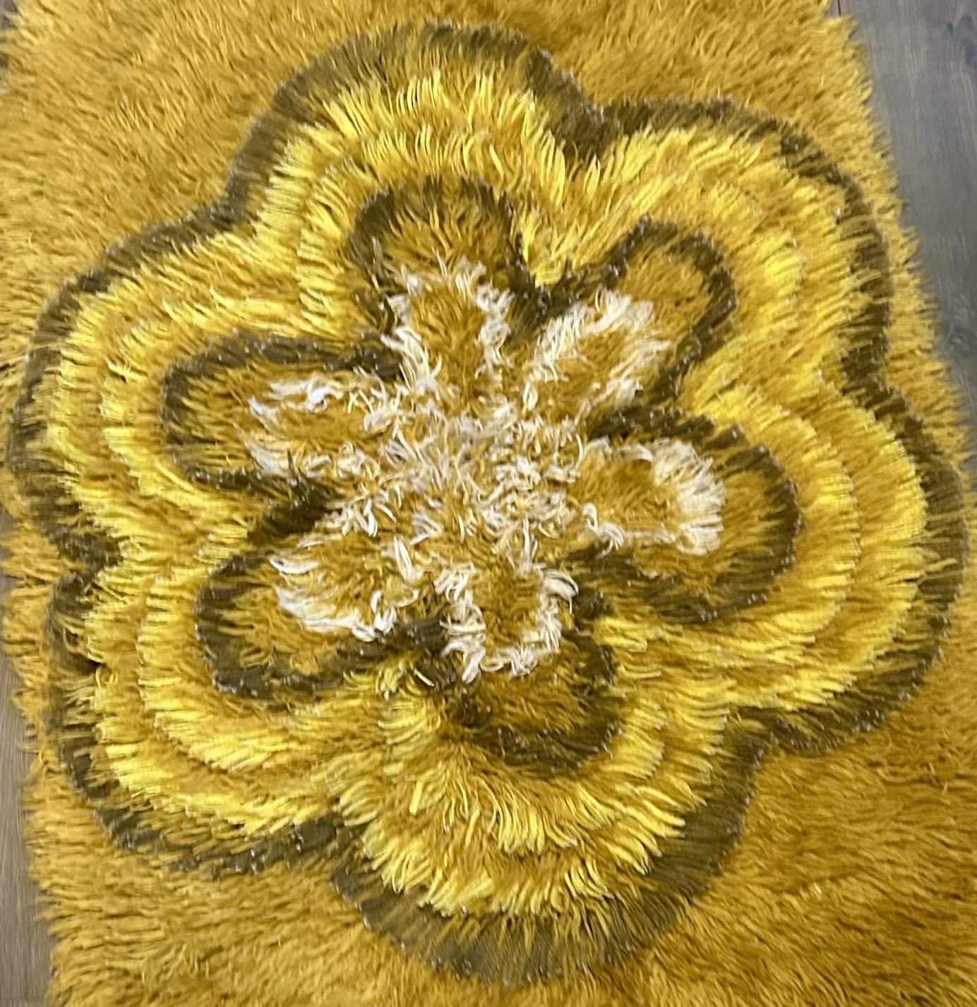 Vintage 70s Gold Yellow Shag Throw Rug Daisy Oval 27x47” Retro Boho Mid Century
