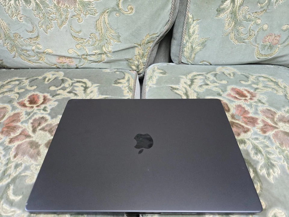 Apple MacBook Pro 16" M4 Max · 128GB · 1TB, photo 3 of 5