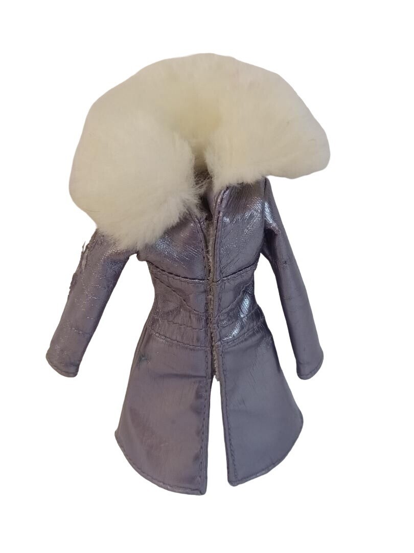 Bratz Yasmin Platinum Shimmerz Coat Y2K Purple Silver Faux Fur Flawless Fashion Doll
