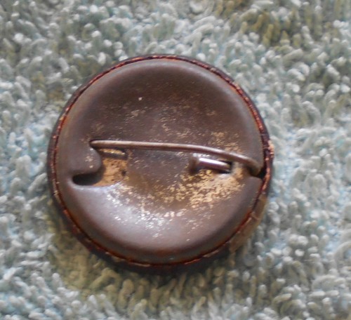 #D640. WEST BROKEN HILL CRICKET CLUB TIN BADGE 1943-1944 - Picture 2 of 2