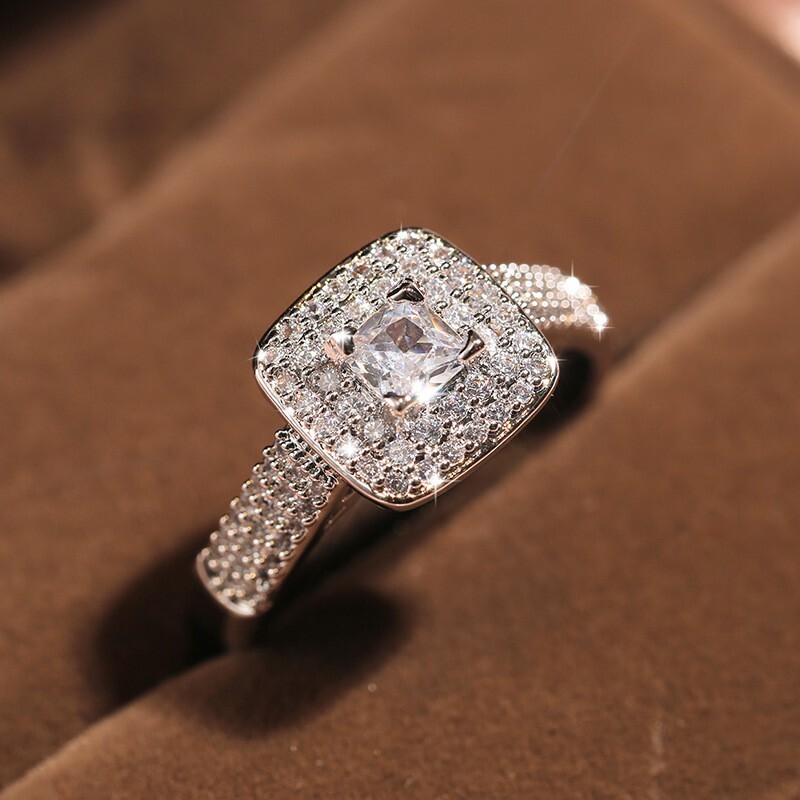 Luxurious Ring For Valentine Gifts 2.15 CT Simulated Diamond Ring