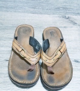 clarks flip flops womens brown