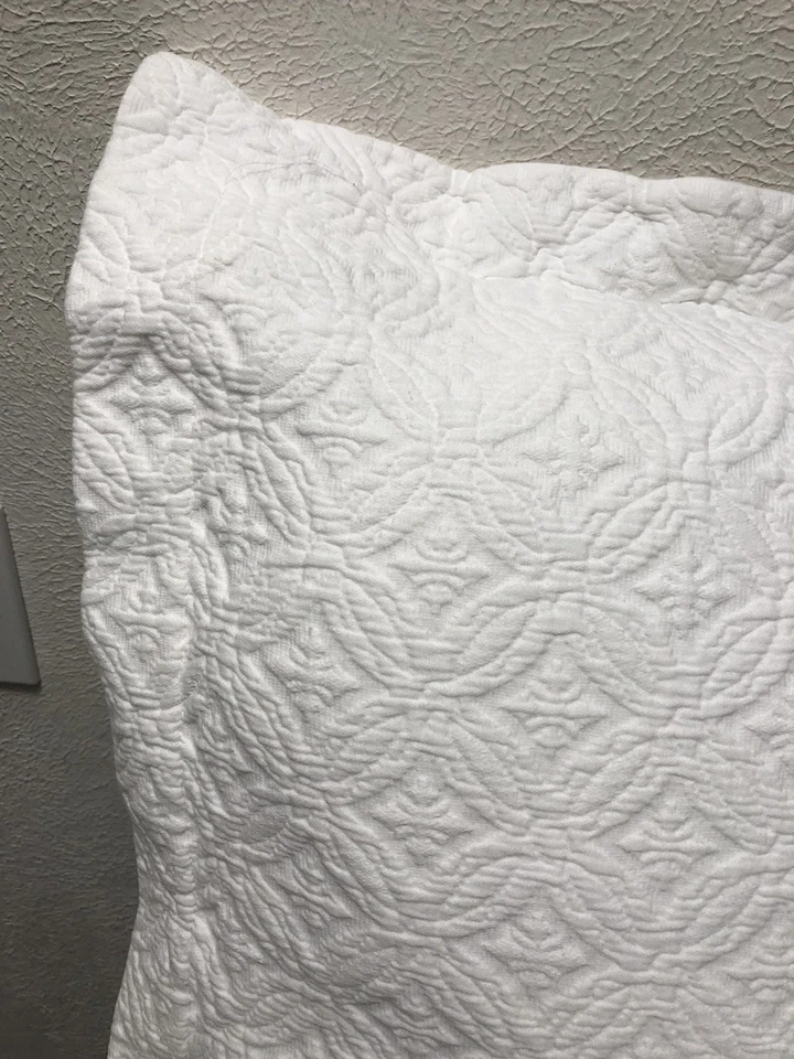 "Linea Casa By Sferra Matelasse 2 fundas estándar algodón blanco 20x26"" usado en excelente estado" Foto 4 de 4