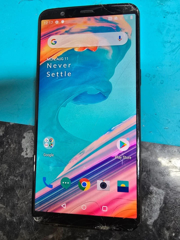 OnePlus 5T - 64GB - Midnight Black (Unlocked) Smartphone screen cracked - Image 2 of 4
