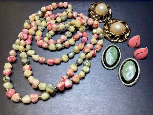 VINTAGE PINK & LT GREEN CLIP EARRINGS & NECKLACE 4 PC COSTUME JEWELRY LOT