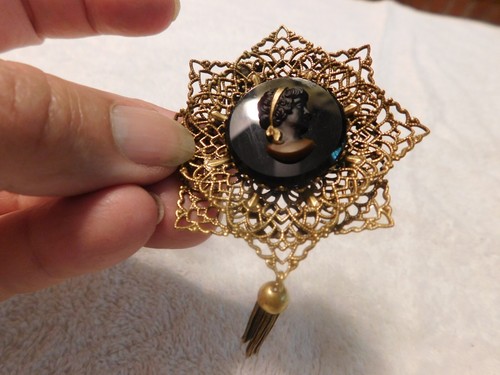 1920's BLACK CAMEO FILAGREE BROOCH AND CLIP EARRING SET. - Picture 5 of 9