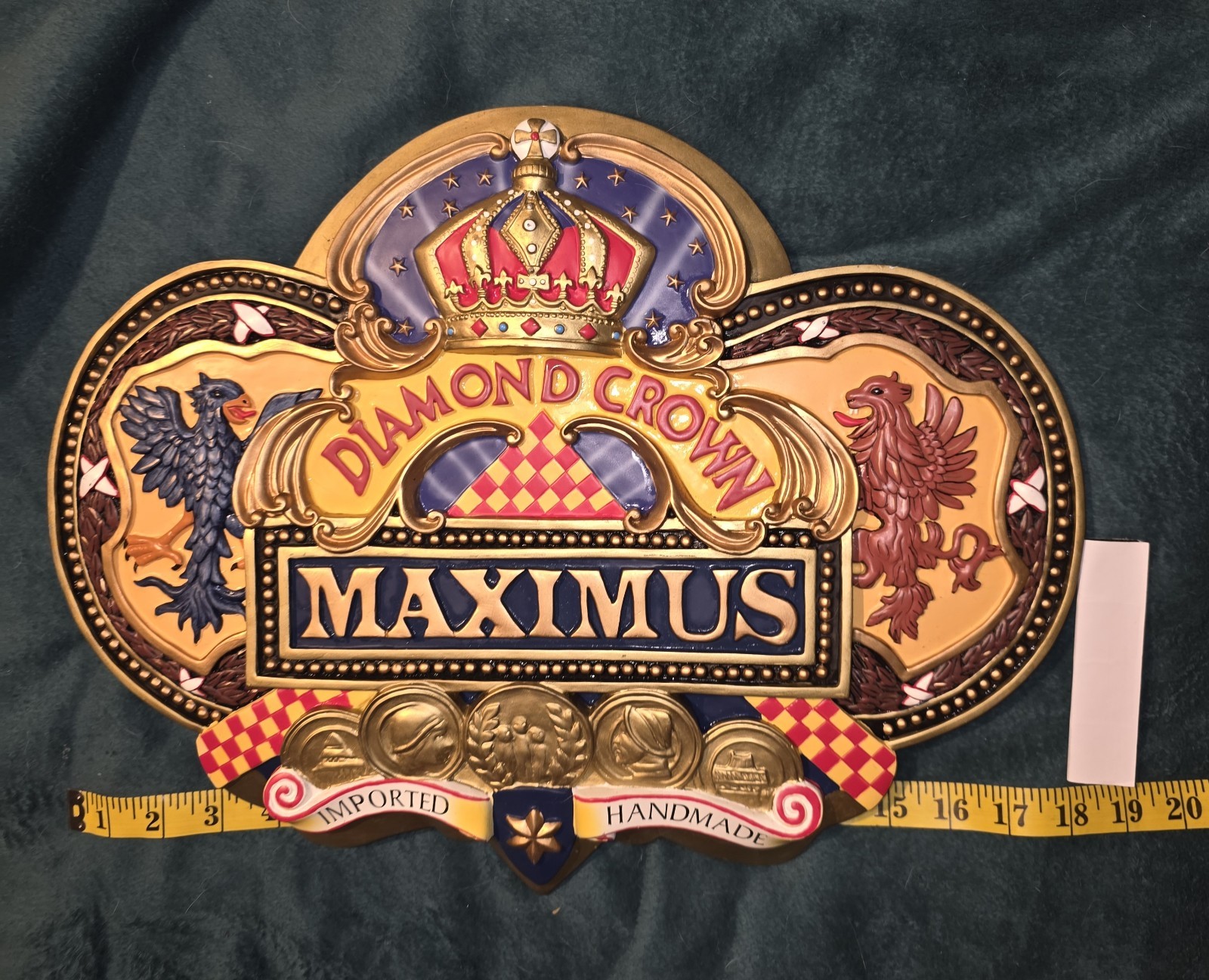 DIAMOND CROWN MAXIMUS RESIN WALL PLAQUE PLUS A CIGAR CASE CONTAINING CIGARS 