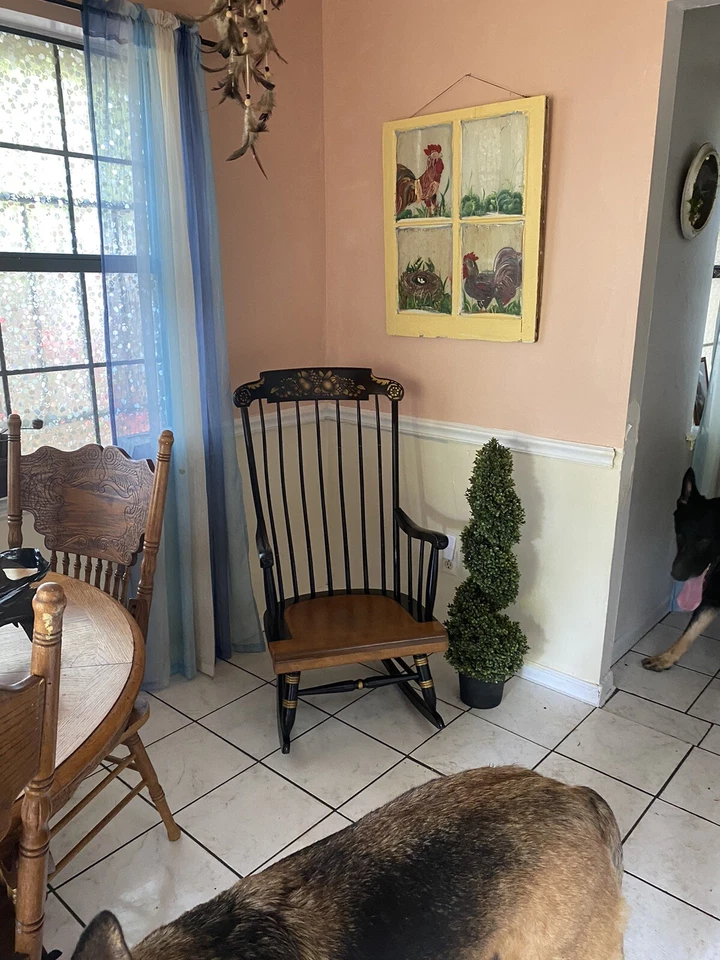 Mecedora negra vintage de diseñador Nichols & Stone para adultos con plantillas doradas Foto 4 de 4