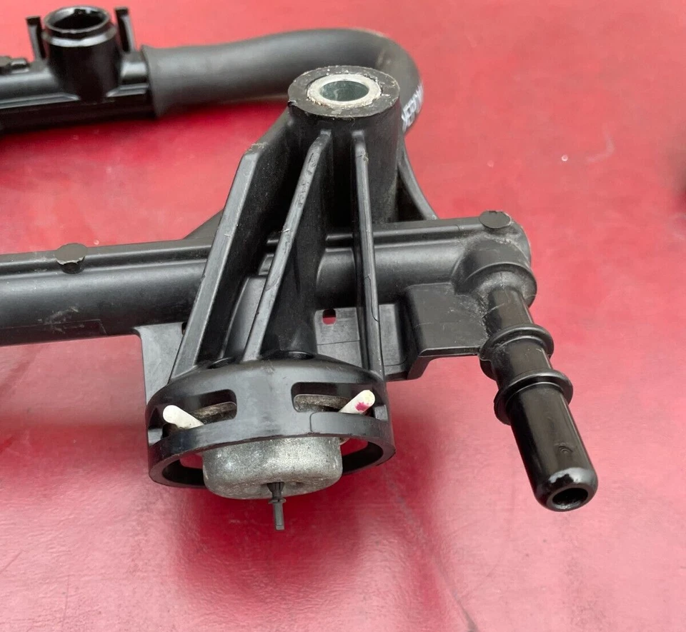 Trilho de combustível/regulador de pressão fabricante de equipamento original 2005-11 Toyota Camry RAV4 Lexus ES350 PA66-GF35 - Imagem 2 de 4