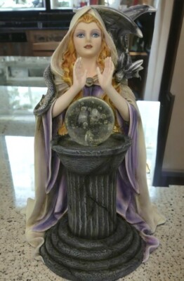 Mystische Seherin Figur mit Kristallkugel, Zauberin Resin Statue