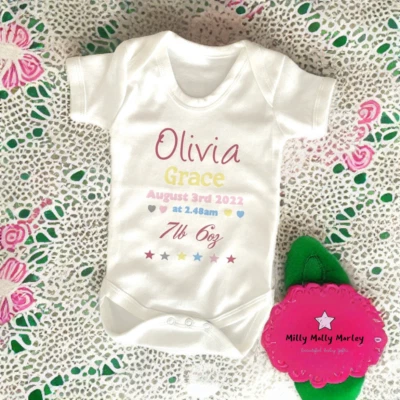 MILLY MOLLY MORLEY Baby PERSONALISIERT Babygrow Andenken Weste Kleidung Neugeborenes Geschenk Andenken JEDER NAMEN