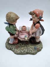 Goebel Figur BH 10 Kinder mit Baby Wiege 13 x 17x 9 cm Top Zustand Berta Hummel