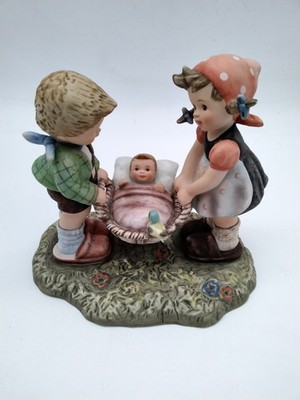 Goebel Figur BH 10 Kinder mit Baby Wiege 13 x 17x 9 cm Top Zustand Berta Hummel