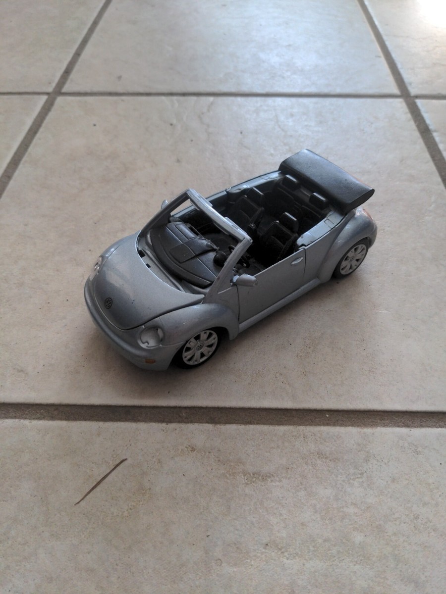 Maisto 1/25 Scale Volkswagen VW New Beetle Cabriolet Convertible