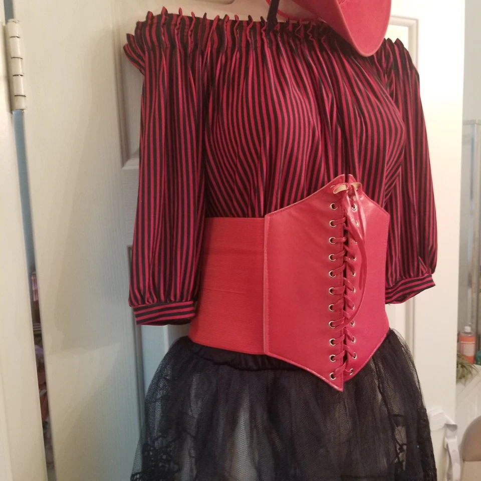 红色海盗服装,黑色红色条纹上衣,蕾丝帽,红色紧身胸衣腰带,裙子,尺寸 S — 第 4/4 张图片