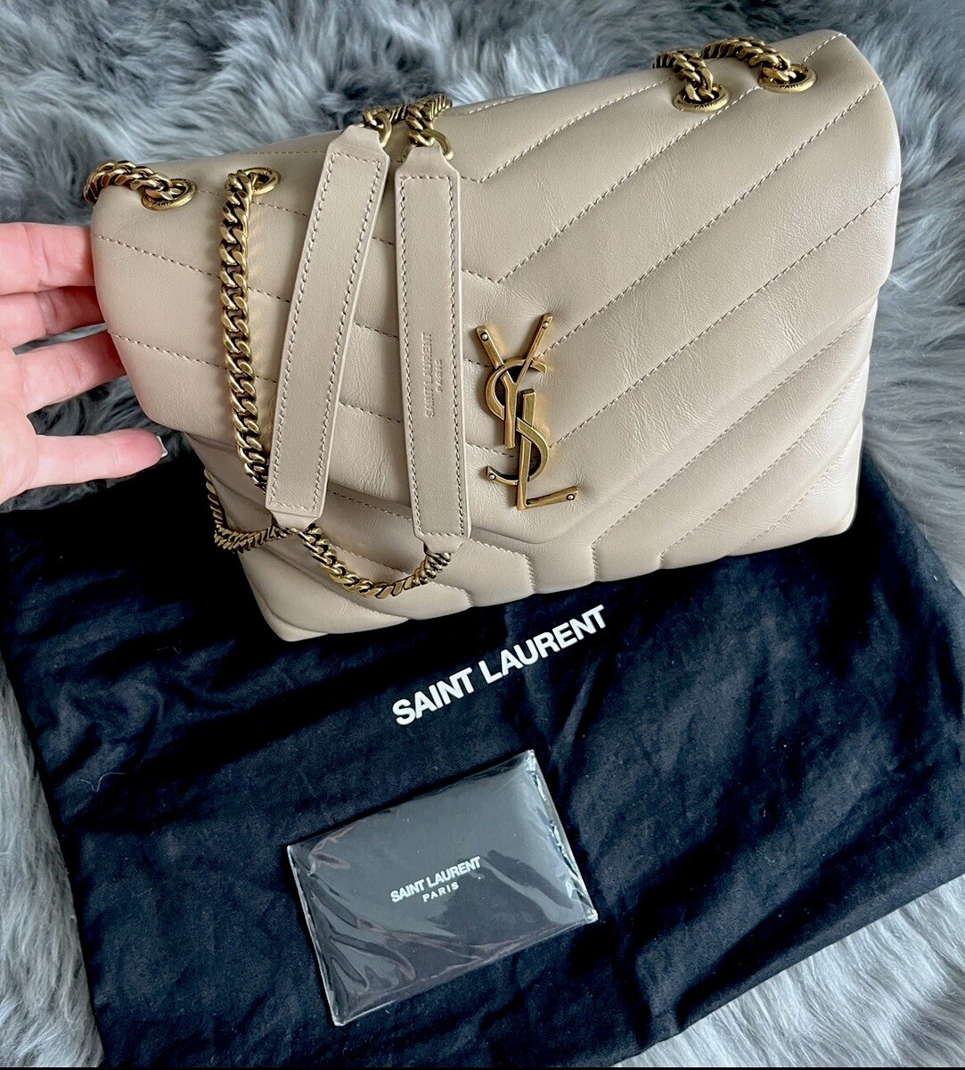 Borsa a tracolla Yves Saint Laurent Loulou piccola in pelle beige scuro