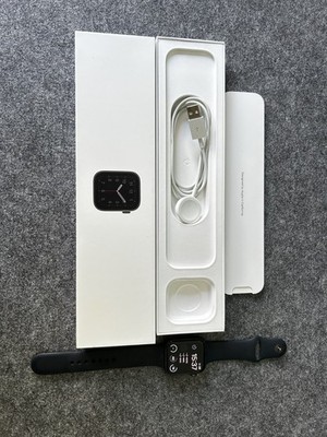 Apple Watch SE 44mm Aluminiumgehäuse-Space Grau mit Sportarmband