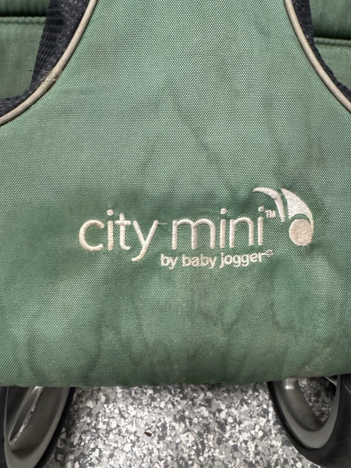City Mini Cochecito Doble Bebé Jogger Verde Usado Buen Estado Faltan Bandejas Foto 3 de 4