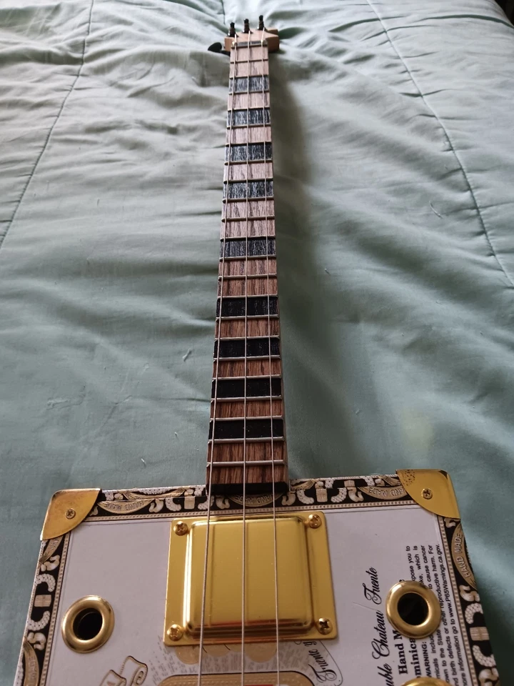 Guitarra Cigar Box 3 Cuerdas Hecha a Mano Toda Madera Humbucker PU *ROCAS* Foto 3 de 4